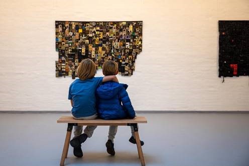 to børn ser på kunst to børn ser på kunst